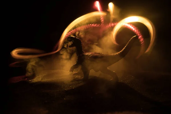 Силует Гіганта Динозавра Туманну Ніч Творчий Декор Невеликою Мініатюрою Спалення — стокове фото