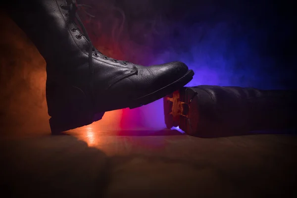Концепція Війни Старе Військове Взуття Темному Тонованому Туманному Тлі Творча — стокове фото