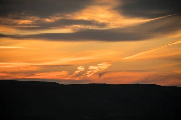 Colorido Atardecer Sobre Las Colinas Montaña Hermosas Nubes Volando Sobre — Foto de Stock