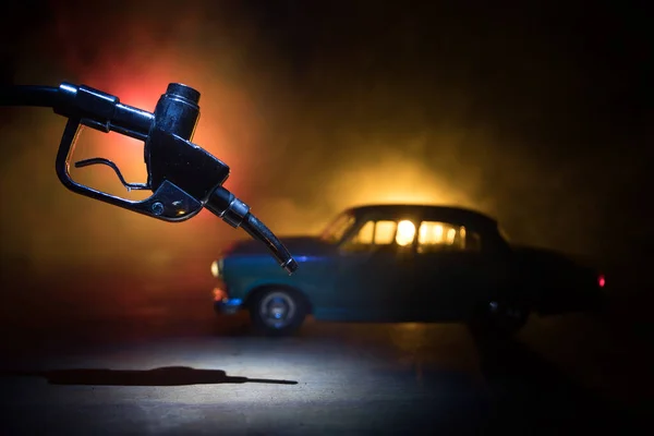 Concetto Creativo Silhouette Pistola Benzina Miniatura Sfondo Scuro Nebbioso Tonica — Foto Stock