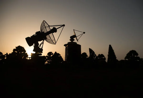 Günbatımında Uzay Radar Anteni Uydu Anteni Siluetleri Gece Gökyüzüne Karşı — Stok fotoğraf