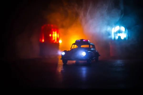 Auto Della Polizia Caccia Una Macchina Notte Con Sfondo Nebbia — Foto Stock