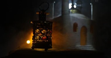 Sisli arka planda cami binasının silueti. Ramazan Kareem geçmişi. Dua silueti olan gerçekçi bir cami minyatürü. Seçici odak