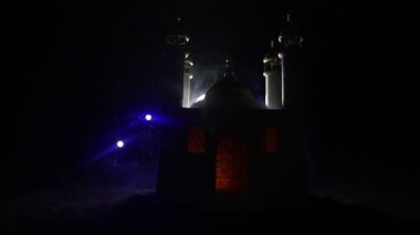 Sisli arka planda cami binasının silueti. Ramazan Kareem geçmişi. Dua silueti olan gerçekçi bir cami minyatürü. Seçici odak