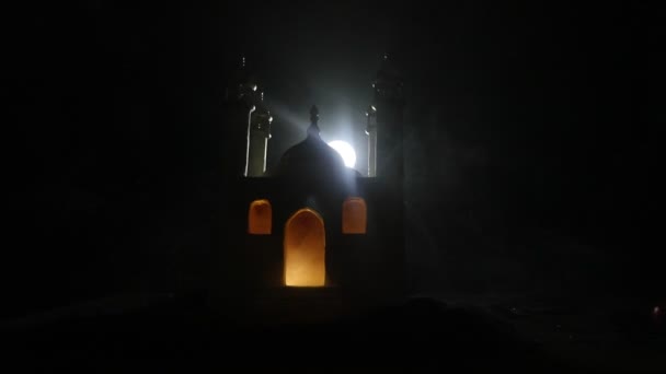 안개가 배경에 이슬람 건물의 실루엣 라마단 카림의 모스크의 실루엣 선택적 — 비디오