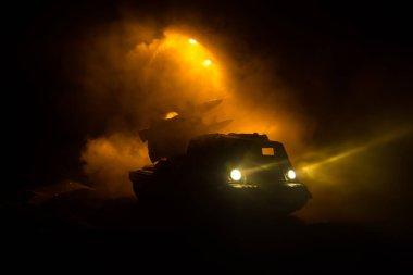 Savaş konsepti. Gece kasvetli gökyüzüne roket atarlı savaş sahnesi. Roket aracı bulutlu savaş arkaplanına saldırmaya hazır. Seçici odak