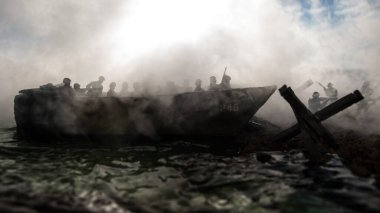 2. Dünya Savaşı canlandırması (D-Day). Oyuncak askerler, çıkarma gemileri ve kirpilerle yaratıcı dekorasyon. 6 Haziran 1944 'te Normandiya' ya inen savaş sahnesi. Seçici odak