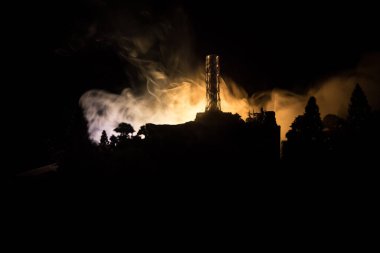 Yaratıcı sanat dekorasyonu. Geceleri Çernobil nükleer santrali. Nükleer reaktör patlamasından sonra terk edilmiş Çernobil istasyonunun planı. Seçici odak