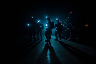 Çevik kuvvet polisi hazır olmak için işaret verdi. Hükümetin güç kavramı. Özel harekat polisi iş başında. Karanlık arka planda ışıklarla tüttürmek. Mavi kırmızı yanıp sönen sirenler. Seçici odak