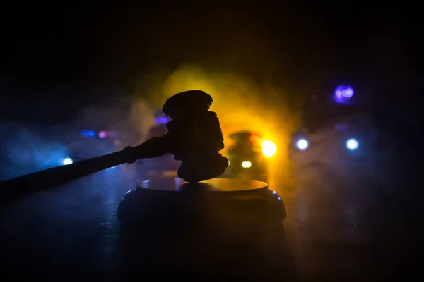 Tema Lei Martelo Juiz Mesa Madeira Silhueta Carros Polícia Parte — Fotografia de Stock