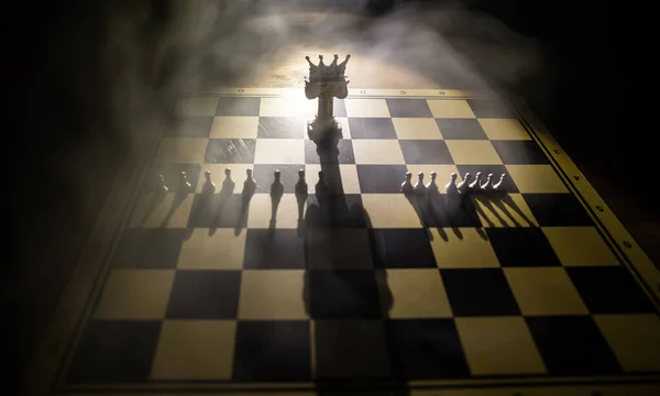 Schöne Kronenminiatur Auf Dem Schachbrett Schachbrettspiel Konzept Von Geschäftsideen Und — Stockfoto