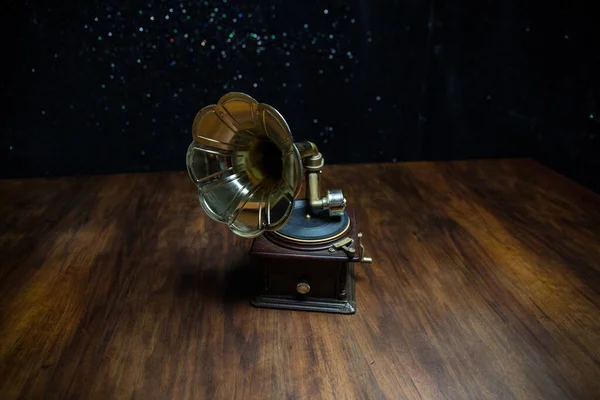 音乐概念 黑暗背景下的旧留声机 复古留声机与光盘在木制桌子上与色调背光 有选择的重点 — 图库照片