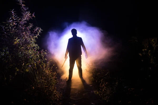 Sylwetka Osoby Stojącej Ciemnym Lesie Światłem Koncepcja Horroru Halloween Dziwna — Zdjęcie stockowe