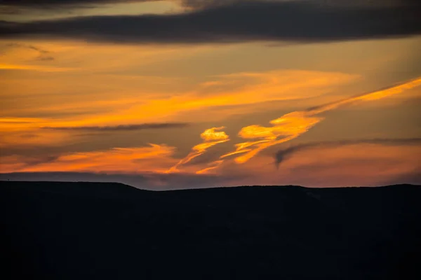 Colorido Atardecer Sobre Las Colinas Montaña Hermosas Nubes Volando Sobre —  Fotos de Stock