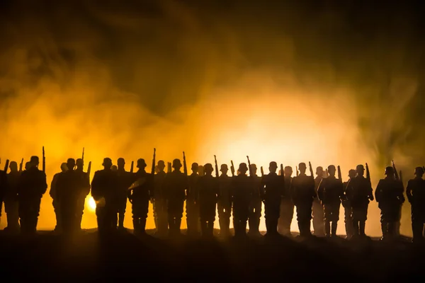 戦争の概念 戦場の霧の空を背景にした軍のシルエット 曇ったスカイラインの下の世界大戦兵士シルエット夜 階級はドイツ兵 選択的焦点 — ストック写真