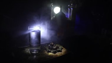 Sisli arka planda cami binasının silueti. Ramazan Kareem geçmişi. Dua silueti olan gerçekçi bir cami minyatürü. Seçici odak
