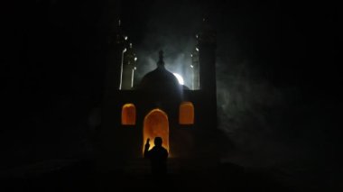 Sisli arka planda cami binasının silueti. Ramazan Kareem geçmişi. Dua silueti olan gerçekçi bir cami minyatürü. Seçici odak