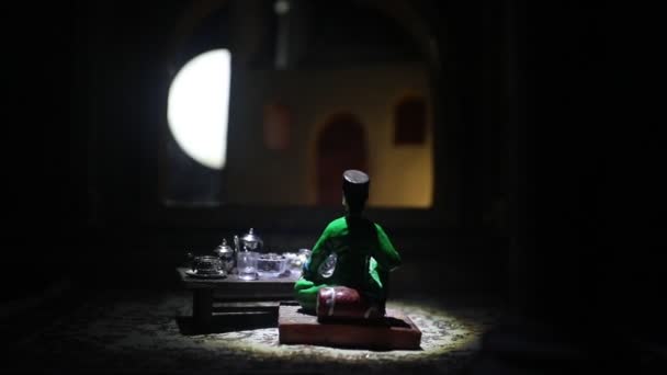 Nahaufnahmen Von Miniatur Männerfigur Moschee — Stockvideo