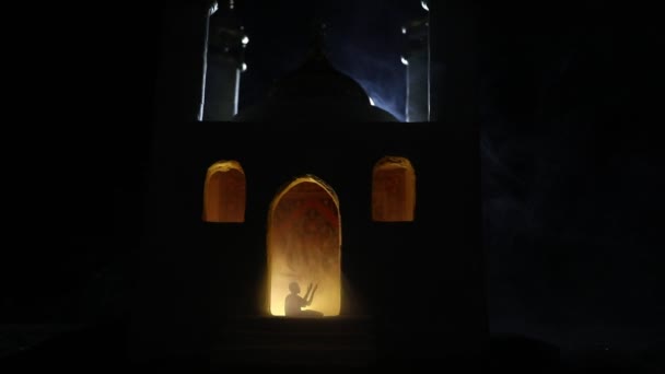 トーン霧の背景にモスクの建物のシルエット ラマダーン カレームの背景 祈りのシルエットと現実的なモスクのミニチュア 選択的焦点 — ストック動画