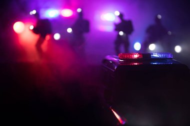 Geceleri polis arabaları. Polis arabası sisli bir arabayı gece takip ediyor. 911 acil durum arabası suç mahalline doğru hızla gidiyor. Seçici odak