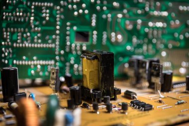 Elektronik bir cihazın içindeki modern teknolojinin yaratıcı konsepti. Elektronik devre kartı sade bir şekilde kapanır. Seçici odak