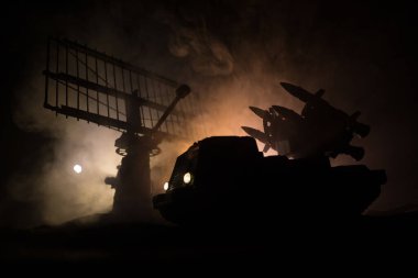 Yaratıcı sanat dekorasyonu. Geceleri radar anteni olan seyyar hava savunma kamyonunun silueti. Roket fırlatıcı gökyüzüne nişan aldı ve saldırmaya hazır. Seçici odak