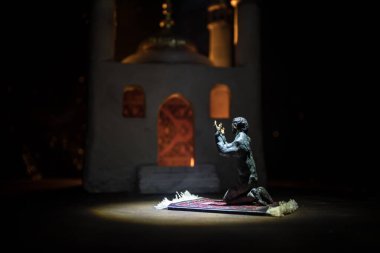 Sisli arka planda cami binasının silueti. Ramazan Kareem geçmişi. Dua silueti olan gerçekçi bir cami minyatürü. Seçici odak