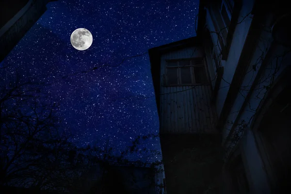 夜の旧市街の通り 夜の街中満月 バクアゼルバイジャン 大きな満月が建物の上に輝く — ストック写真