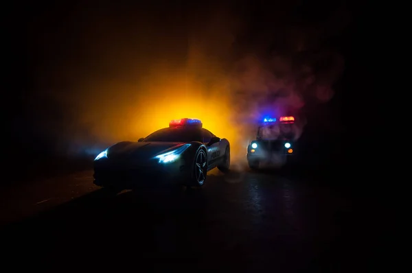 Поліцейський Автомобіль Переслідує Машину Вночі Тлом Туману 911 Аварійне Реагування — стокове фото