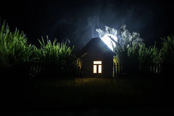 Vollmond Über Einem Ruhigen Dorf Der Nacht Dekoratives Spielzeughaus Mit — Stockfoto