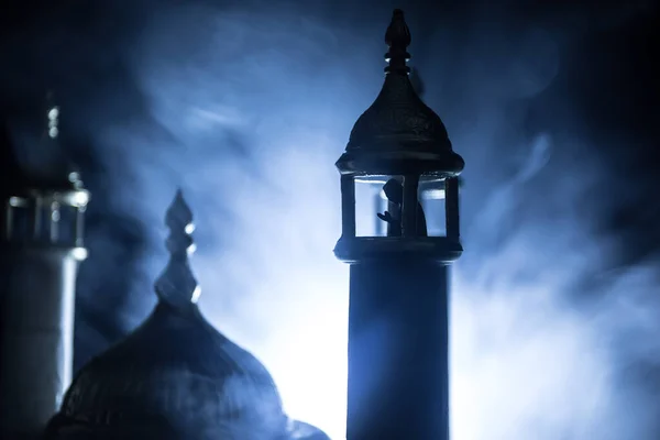 안개가 배경에 이슬람 건물의 실루엣 라마단 카림의 모스크의 실루엣 선택적 — 스톡 사진