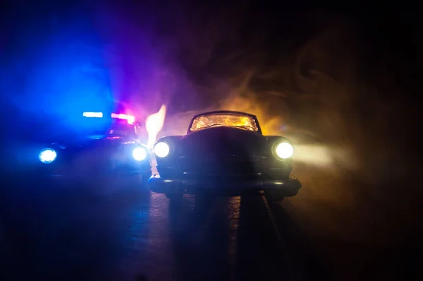 警车在夜间追着一辆有雾气背景的汽车 911紧急反应警车加速驶向犯罪现场 有选择的重点 — 图库照片