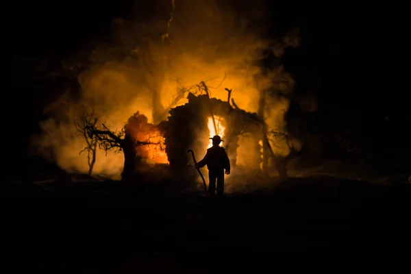 古い石造りの家の夜に制御できない燃焼 田舎の家で火事だ 創造的なアートワーク装飾 選択的焦点 — ストック写真