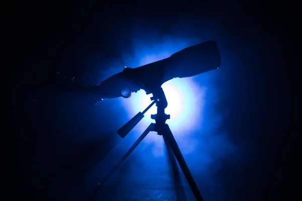 暗い霧のバックライト上の天文望遠鏡のシルエット 選択的焦点 — ストック写真