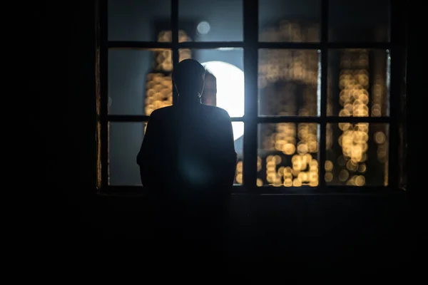 Sylwetka Mężczyzny Przed Oknem Widokiem Miasto Oświetlone Nocy Dekoracja Dzieł — Zdjęcie stockowe