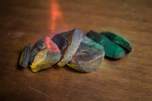 Partes Pedra Quebrada Uma Mesa Madeira Luzes Coloridas Sobre Pedras — Fotografia de Stock