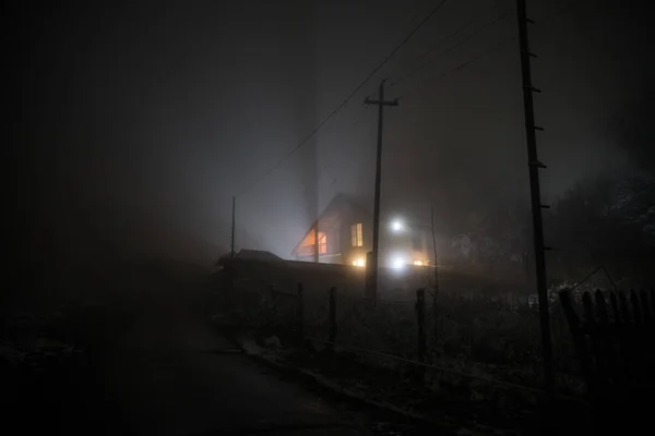 Vecchia Casa Con Fantasma Nella Foresta Nella Notte Nebbiosa Scena — Foto Stock