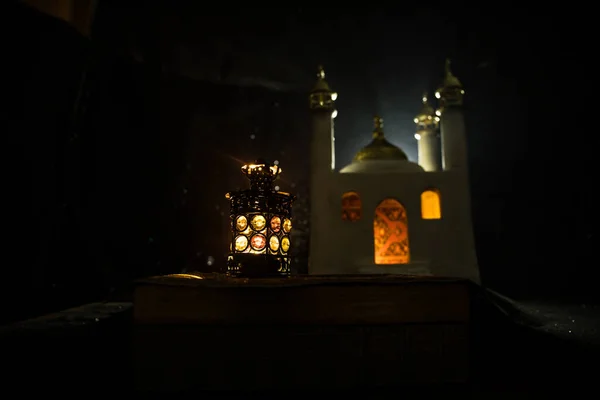 Lampu Arab Ornamental Dengan Lilin Menyala Malam Hari Miniatur Masjid — Stok Foto