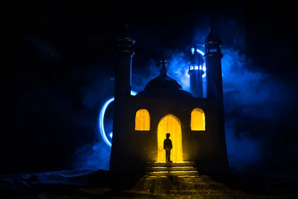 Silhouette Edificio Moschea Sfondo Nebbioso Tonica Sfondo Ramadan Kareem Moschea — Foto Stock