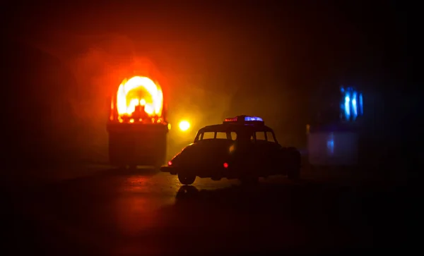 警察の車霧の背景と夜に車を追いかける 911犯罪現場への緊急対応警察の車のスピードアップ 創造的な装飾 選択的焦点 — ストック写真