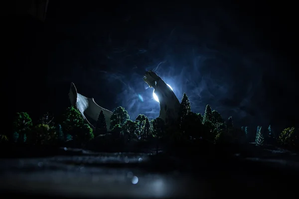 抽象的なシュールなコンセプト 月明かりの下で暗い森の中の巨大な動物の骨 背景に霧と光の夜 選択的焦点 — ストック写真