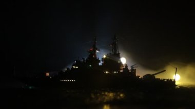 Savaş konsepti. Denizde gece savaşı sahnesi. Dramatik tonlu bulut etkisi. Gece savaş gemisinin silueti. Minyatür yaratıcı masa dekorasyonu. Seçici odak