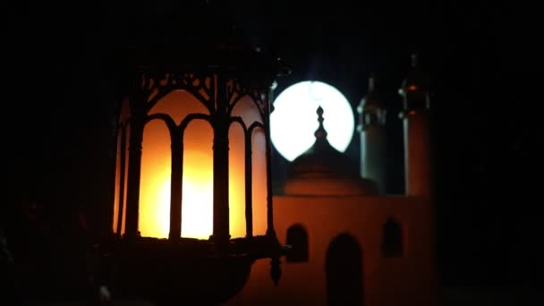 Ozdobna Arabska Latarnia Palącą Się Świecą Świecą Świecącą Nocy Ciemnym — Wideo stockowe