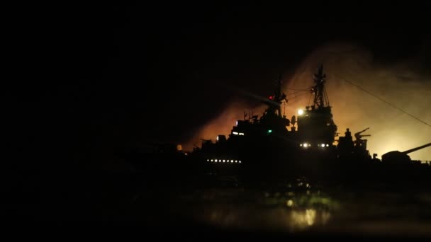 戦争の概念 海での夜の戦闘シーン 劇的なトーンの雲効果 夜の戦闘船のシルエット ミニチュア創造的なテーブルの装飾 選択的焦点 — ストック動画