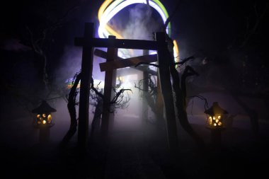 Yaratıcı sanat dekorasyonu. Gece soyut Japon tarzı ahşap tünel. Fantezi ormanında gece sahnesi. Seçici odak