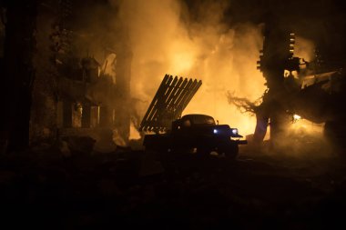 Ateş bulutlu roket fırlatma. Savaş sahnesinde roket füzeleri ve savaş başlığıyla Kasvetli Gökyüzüne nişan alınmıştı. Sovyet roket fırlatıcısı Savaş Arkaplanda. Yaratıcı bileşim.