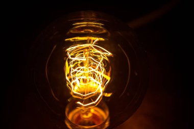 Güzel retro-lüks iç ampul aydınlatma lambası karanlıkta parlıyor. Seçici odak