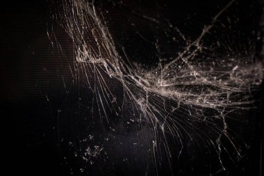 Çekiçle vurulan kırık bir ekran. Televizyondan, modern teknolojiden, talk şovlardan ve haberlerden nefret etme kavramı. Oturma odasındaki mahvolmuş televizyon..