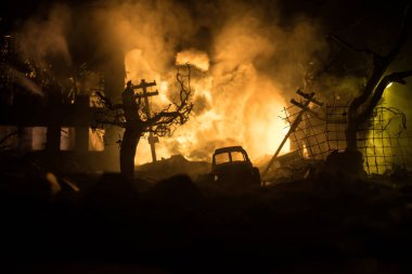 Nükleer savaş kıyameti konsepti. Şehirde nükleer bomba patlaması oldu. Şehir atom savaşıyla yok edildi. Karanlıkta yaratıcı sanat dekorasyonu. Seçici odak