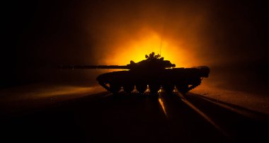 Savaş Konsepti. Zırhlı araç siluet savaş sahnesi sisli gökyüzü arka planında gece. Amerikan tankı savaşmaya hazır. Yaratıcı dekorasyon